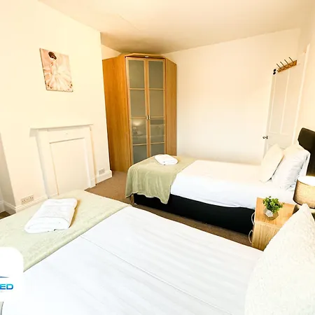 Free Parking - Family Stays - Spacious Harrogate Esterno foto