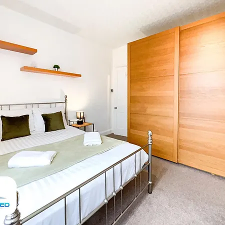 Free Parking - Family Stays - Spacious Harrogate Esterno foto