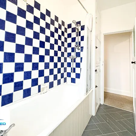 Free Parking - Family Stays - Spacious Harrogate Esterno foto